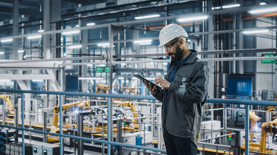 Werker in einer hochmodernen industriellen Fertigungshalle