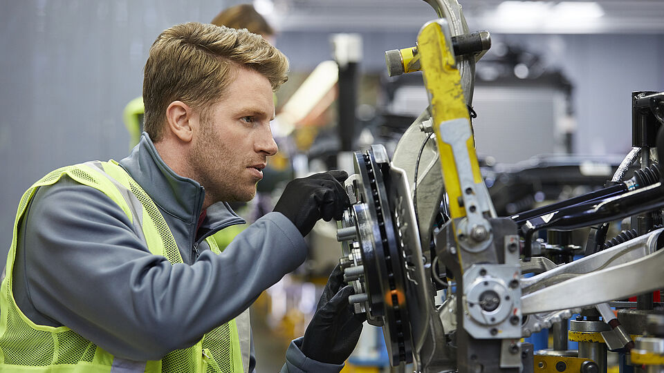 Mitarbeiter montiert präzise komplexe metallische Maschinen